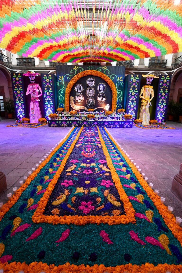 Exquisito Y Monumental Altar De Muertos En Palacio De Gobierno El