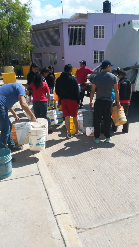Abasto de agua en pipa en Soledad 1