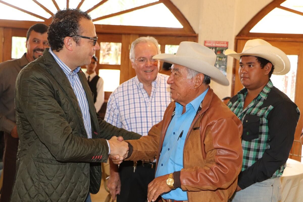 Mantiene gobierno municipal diálogo con ganaderos e introductores del rastro 5REUNION CON INTRODUCTORES DEL RASTRO 1