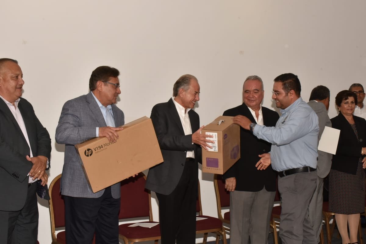 JM Carreras y Líder del SNTE entregan recursos a las escuelas normales potosinas 10JMCL Fortalecimiento Normales 101019 (3)