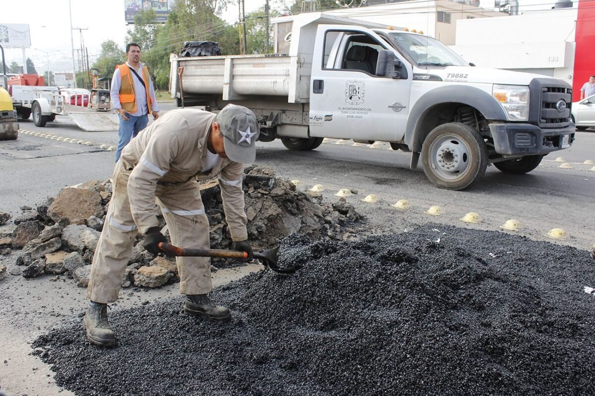 Obras públicas recupera el camino en zona poniente de la Ciudad 16BACHEO 4