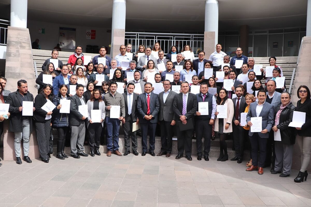 Entrega Alcalde XNP certificación a funcionarios municipales 6EVENTO XNP SEFIM 2