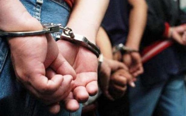 Fiscalía obtiene sentencia de nueve años de prisión para siete asaltantes de tienda 6Detenidos-carcel-presuntos-delincuentes-esposas-bote-rejas-celda-carcel-615x384