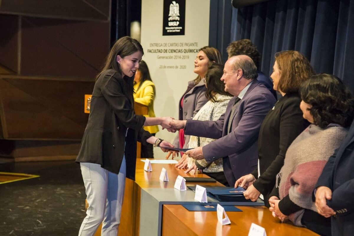 UASLP egresa a 121 profesionales de las ciencias químicas 24CARTASFACULTADDECIENCIASQUIMICASUASL8896(2)