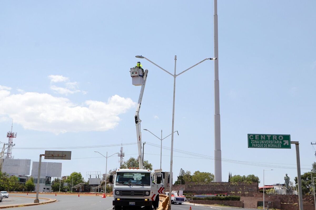 Inicia instalación de nuevas luminarias en Av. Salvador Nava El