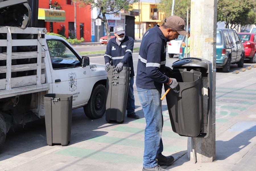 CONTINUA LA INSTALACION DE PAPELERAS PRIMER CUADRO D LA CD 1