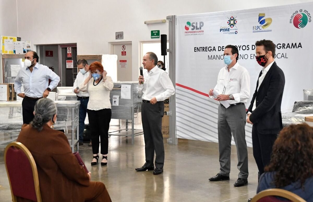 JM Carreras entrega 250 apoyos para micro negocios y emprendedores de la Capital 26JMCL Mano en tu local 260820 (1)