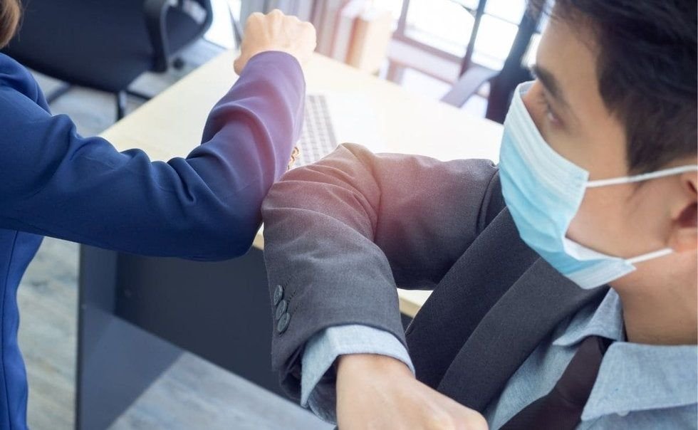 Saludar con el codo tampoco es conveniente, afirma la OMS 14codo_0