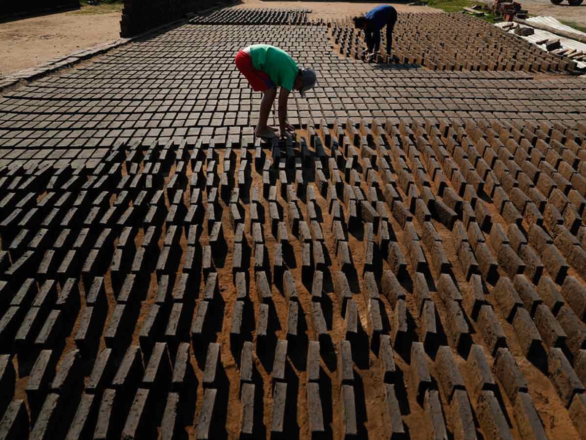 15 niños trabajando
