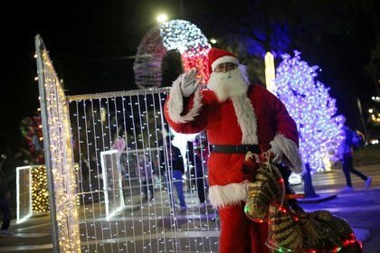 Las fotos de Santa Claus esperando la Navidad en los distintos rincones del planeta 24 santa -1