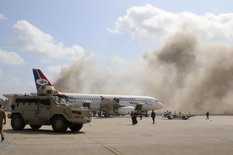 Al menos 10 muertos en un ataque contra un avión que transportaba al nuevo gobierno de Yemen 30 yemen