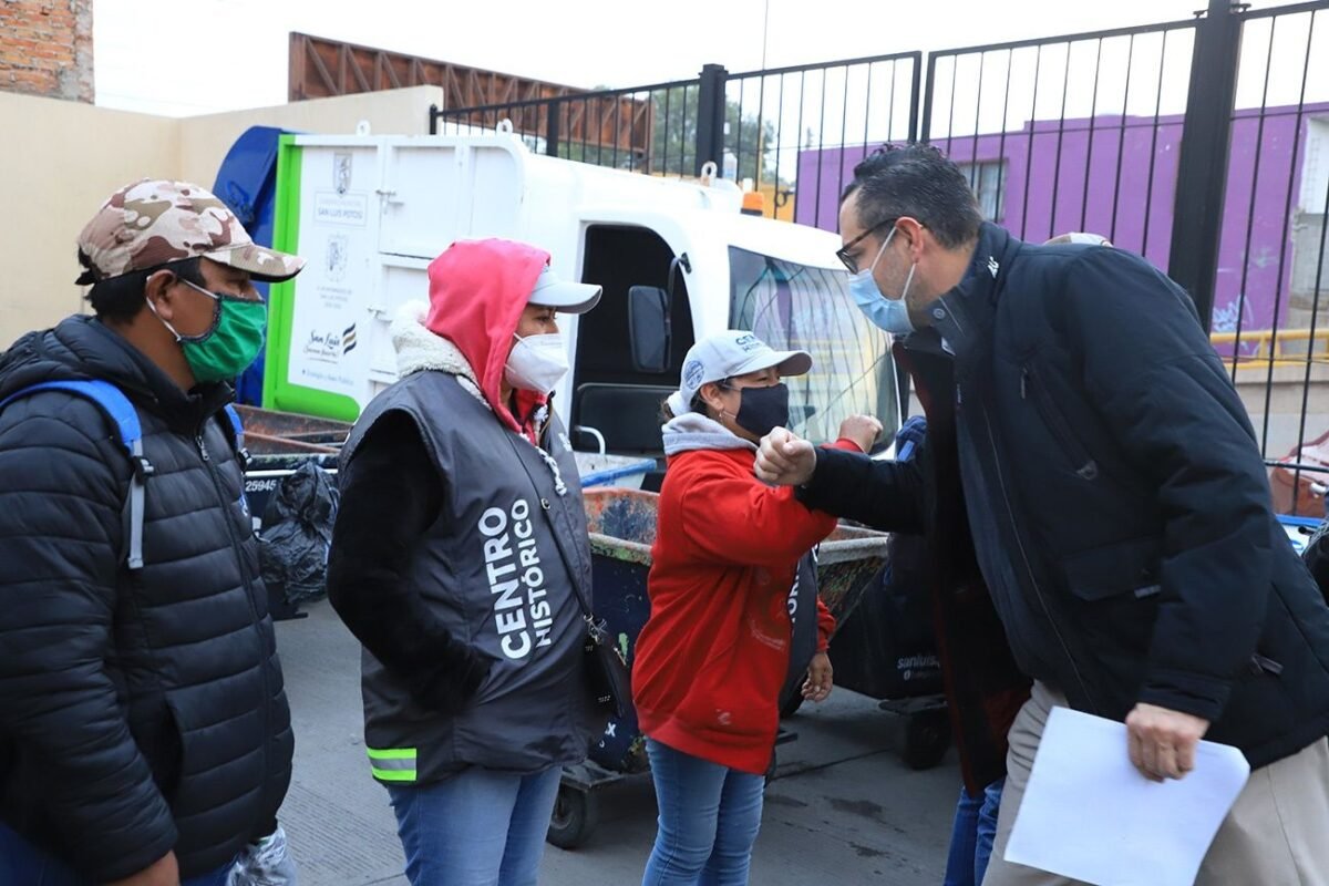 Reconocen esfuerzo para retirar a diario más de 17 toneladas de basura del Centro Histórico 14ALCALDE ALFREDO LUJAMBIO SUPERVISA CENTRO DE BARRIDO DE LA UGCH 1