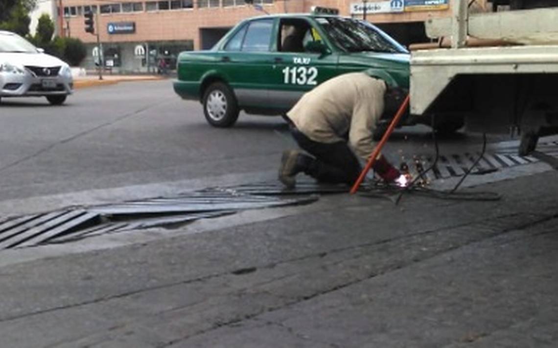 Se mantiene en reparación las rejillas de colectores pluviales 9alcantarillado