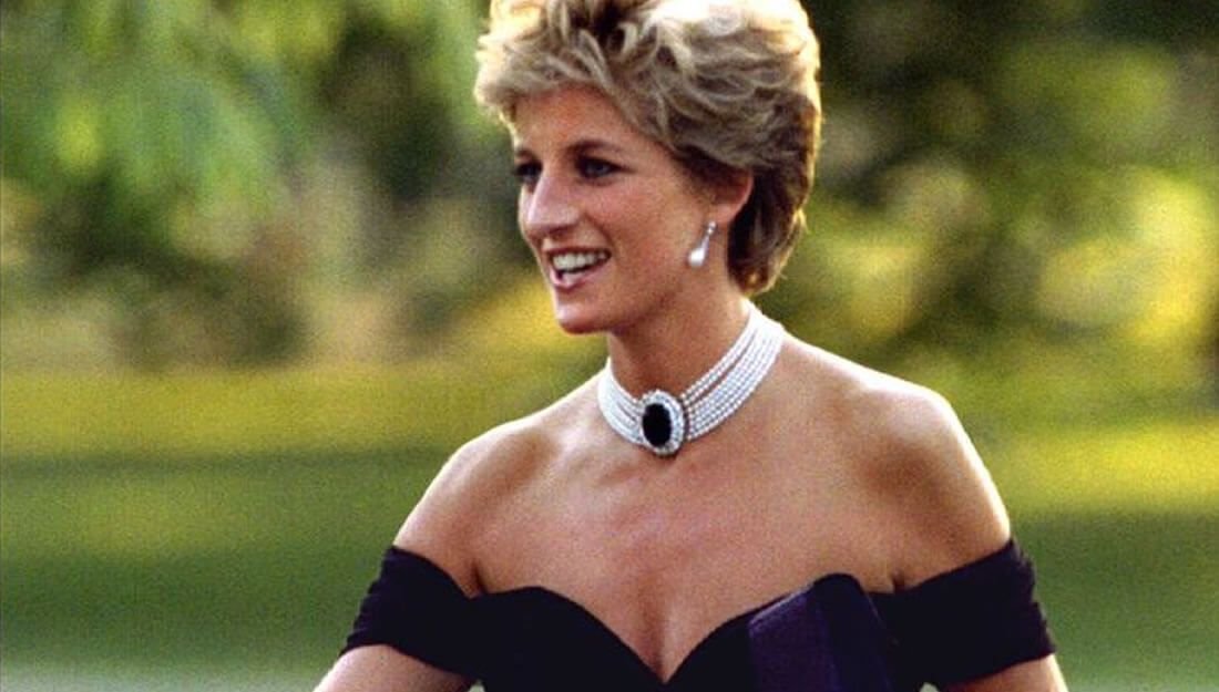 El médico que atendió a la princesa Diana en París contó por primera vez estremecedores detalles de la noche de su muerte 20El-vestido-de-seda-negro-de-la-princesa-Diana-1