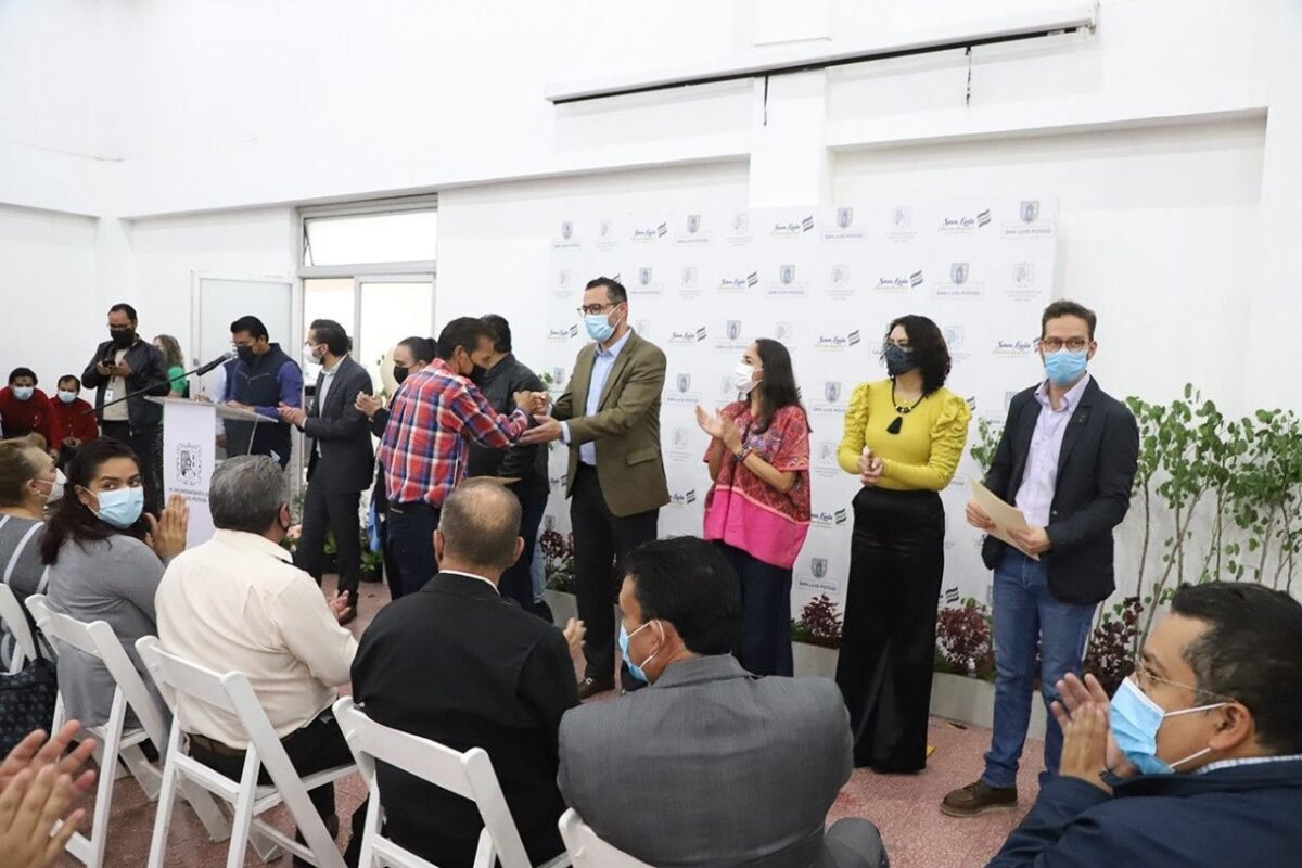 Reconocen labor de 70 jubilados y pensionados municipales 2ENTREGA DE REC A JUBILADOS 4