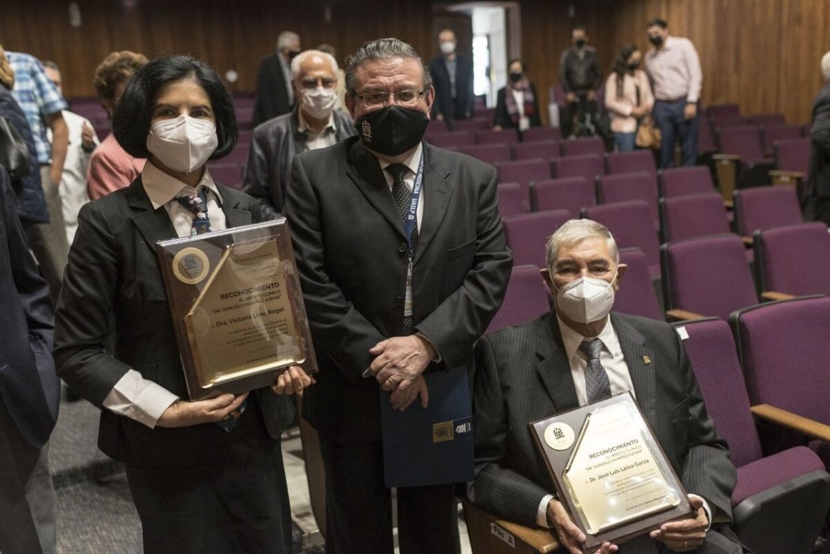 La Facultad de Medicina entrega por vez primera el reconocimiento “Dr. Gonzalo Ramírez Aznar”, a dos miembros de la comunidad médica. 15-21 ENTREGA DE RECONOCIMIENTO MEDICINA – 0011