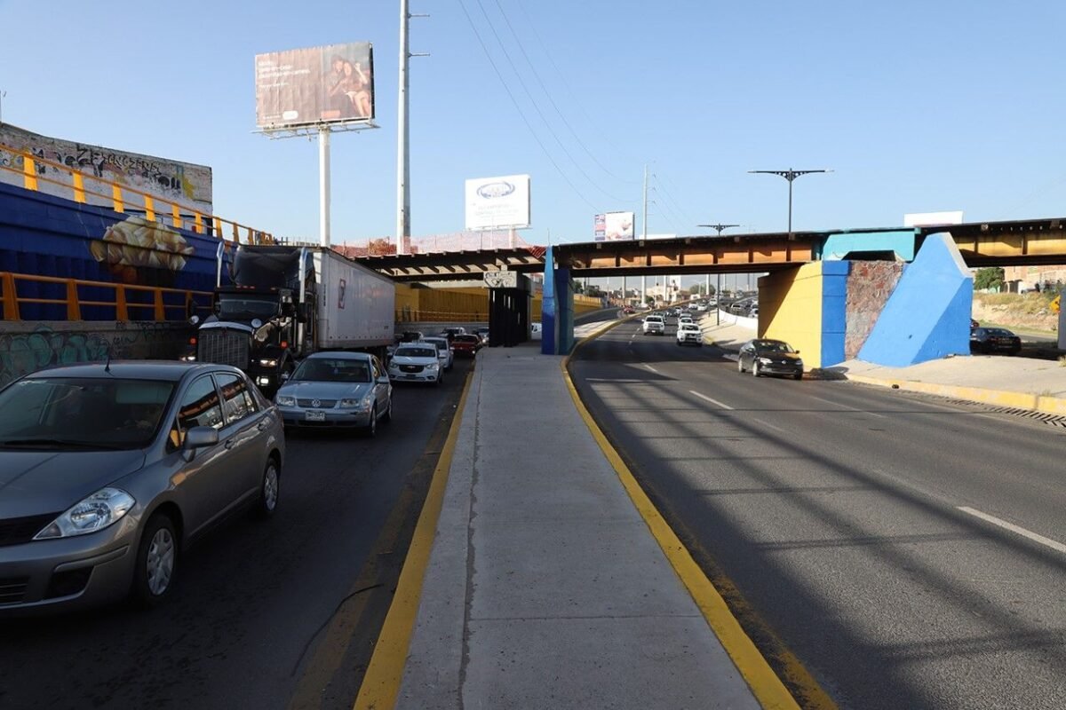 CONTINÚAN ADECUACIONES EN AVENIDA SALVADOR NAVA PARA UN MEJOR SERVICIO A LA CIUDADANÍA