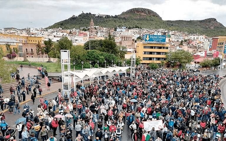 Paraliza megamarcha actividades en Zacatecas Miles de maestros bloquean la capital de Zacatecas