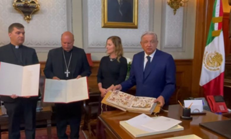 amlo-recibe-codice-papa-francisco-agradecimient