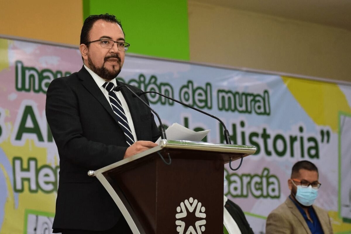 AYUNTAMIENTO DE SOLEDAD INAUGURA EL IMPONENTE MURAL “LOS ARCOS DE LA HISTORIA” El Alcalde de Soledad de Graciano Sánchez, Gerardo Zapata Rosales, inauguró la noche de este viernes el mural “Los Arcos de la Historia", cuya autoría fue del plástico Hervey García García y donde se plasmaron pasajes y personajes históricos hasta la actualidad. Teniendo como sede el Auditorio de la Presidencia Municipal y ante integrantes del Cabildo y de invitados especiales, entre los que destacan, el pintor José Cruz García Rocha y familiares del finado músico soledense Eulalio Cervantes Galarza "Sax", Zapata Rosales destacó en su discurso que en su momento era tanta la urgencia de enfrentar los retos para recuperar la dignidad de las familias, “que se había olvidado reconstruir y reforzar nuestra identidad como soledenses”. Y añadió: “este mural, se suma a todo el trabajo que hemos venido realizando para sentirnos orgullosos de nuestras raíces, pues recopila visualmente los momentos más importantes de la historia de Soledad de Graciano Sánchez, así como las y los personajes que contribuyeron a forjar nuestra ciudad”.   Finalmente confirmó que una vez controlada la contingencia por Covid-19 y que las condiciones sanitarias lo permitan, se hará todo lo necesario para que las familias, estudiantes y jóvenes puedan visitar el auditorio para deleitarse con este mural, “y así podamos sentirnos orgullosos de quiénes fuimos, quiénes somos y quiénes seremos en el futuro de éste, el segundo Municipio más importante del Estado de San Luis Potosí”. El director de Cultura Municipal, Roberto Mateo Posadas Martínez, informó que el objetivo para la realización del mural es el dejar un legado histórico y pictórico a las generaciones actuales y venideras de soledenses, en donde con su visita al mismo, puedan admirar en los 96 metros cuadrados que componen la obra, pasajes de la historia del municipio desde sus etapas iniciales hasta la actualidad. Cabe hacer mención que el sustento de la información histórica que lleva contenido el mural corrió a cargo del Cronista Municipal, Amado Juan Sánchez Cabrera, quienestuvo asesorando en todo momento a García García, para que con ello el espectador tenga una perspectiva histórica y gráfica lo más fiel posible. Los cinco paneles navegan a través de la historia del municipio de Soledad, es por ello, que el mural se titula “Arcos de la Historia". Cada arco plasmado es una ventana al pasado del municipio de Soledad y un presente al legado que personajes ilustres han dejado a estas tierras. La lectura del mural comienza desde el primer panel del fondo hasta la difícil actualidad que estamos viviendo; la obra recopila cada uno de los diferentes mandatarios y alcaldes a lo largo de la historia, sin duda, un ejercicio de remembranza en el que a cada líder se le rinde honor debido a la difícil tarea de estar al frente de todo un pueblo. El artista plástico Hervey García agradeció el interés mostrado por la autoridad municipal para plasmar una auténtica obra de arte que sin duda deja un gran legado para las presentes y futuras generaciones. Finalmente se hizo un recorrido en el que los asistentes pudieron admirar los pasajes de la historia de Soledad en donde sin duda se pudo experimentar un viaje al pasado.