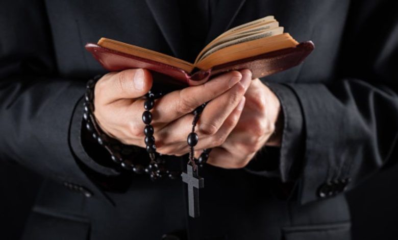 sacerdote roba celular