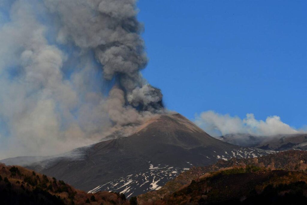 El-volcan-Etna-tambien-entra-en-erupcio