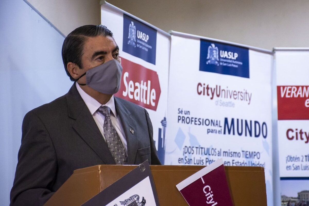 Autoridades de la UASLP entregan becas del Programa de doble titulación. 1A80BC82-1FAD-4FD6-88C5-2016A0539B03