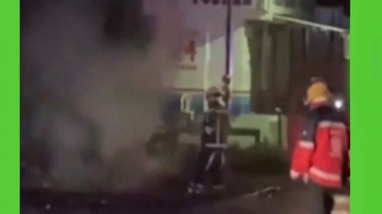 Grupo armado explota tres coches bomba en el Cereso de Tula e