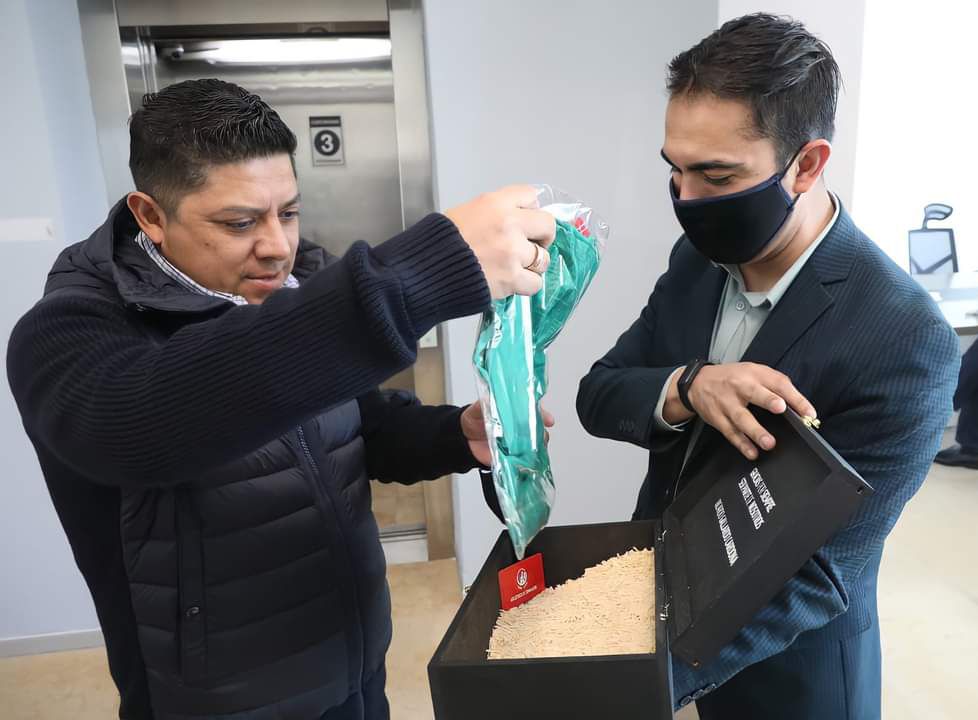 gallardo recibe playera