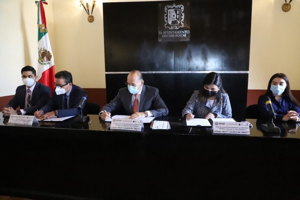 Gobierno de la Capital firmó convenio con IEEA para dar educación básica a trabajadores municipales WhatsApp Image 2022-03-01 at 3.06.55 PM