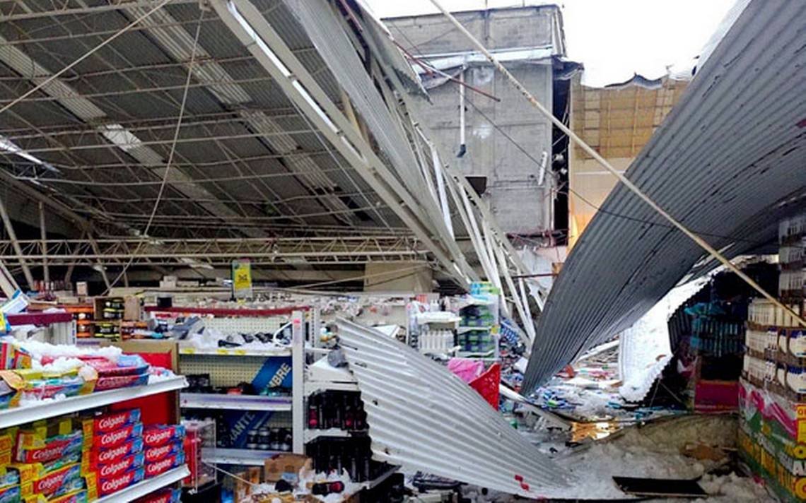 [Videos] Desploma techo de supermercado en Revolución por granizada