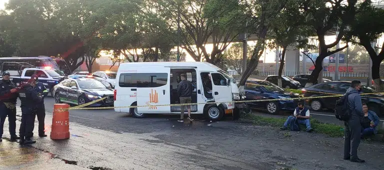 Un aparatoso accidente de combi dejó un pasajero muerto y once más lesionados KXZIDB5SBVCQLJZ424L4YUHVDE