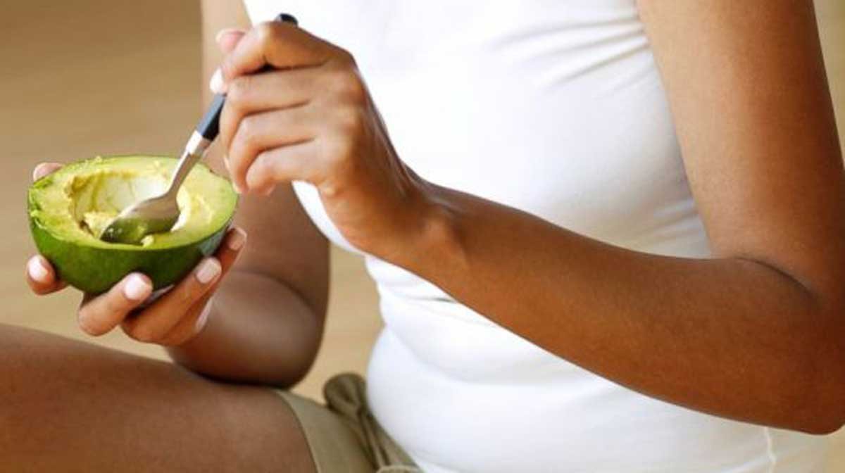 Estos 6 alimentos pueden ayudar a mejorar el estado de ánimo comiendo-palta.jpg-580×400