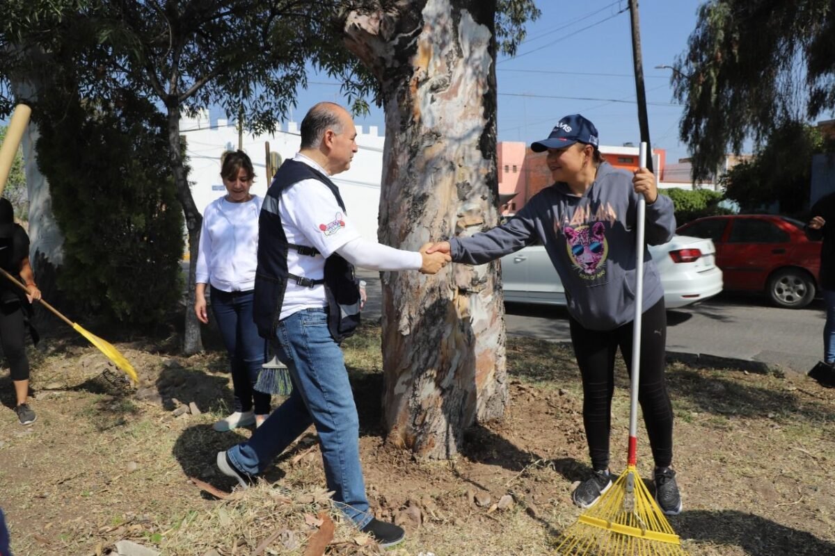 <strong>Alcalde Enrique Galindo cerrará el año con más obras de Vialidades PotoSÍnas en colonias populares</strong> pilas-a-1