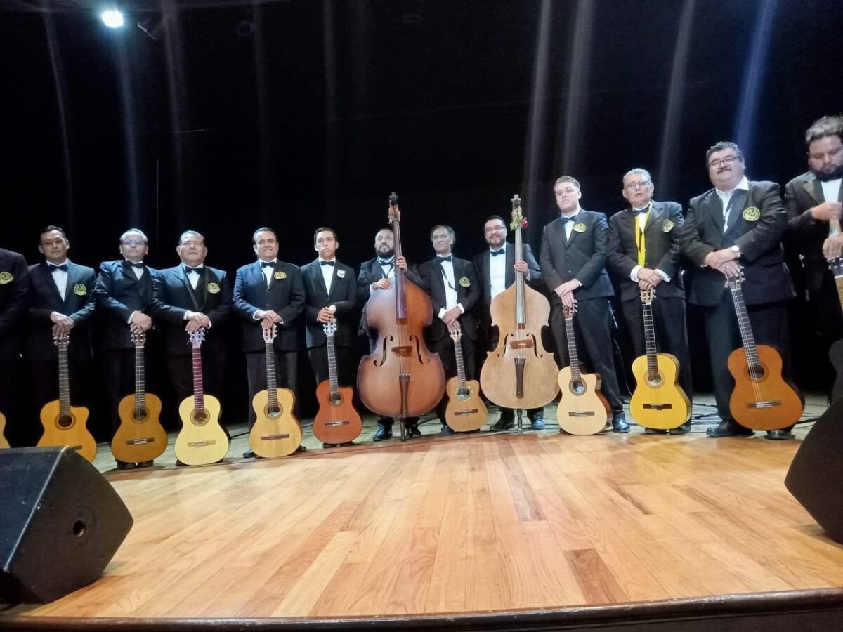 Celebra Rondalla de la Facultad de Ingeniería de la UASLP su 50 aniversario