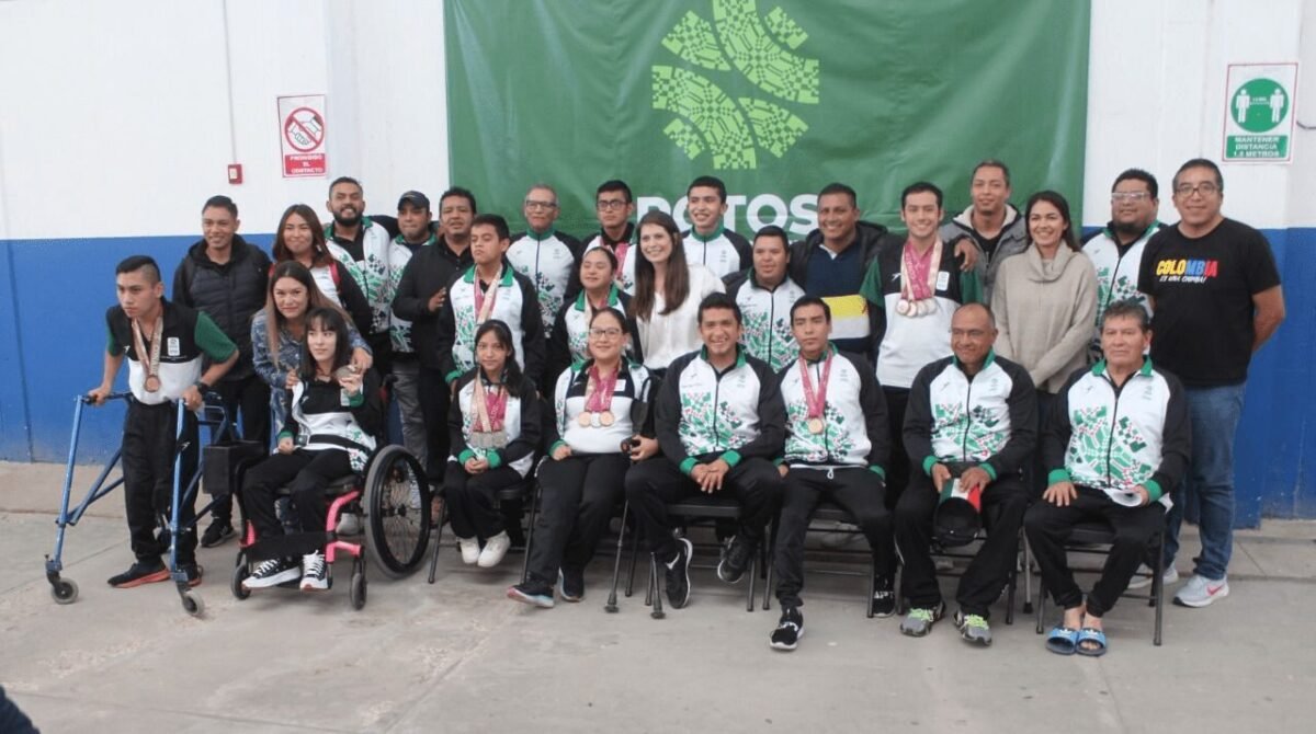 Alcalde Galindo y funcionarios regalan presentes a niños de Escalerillas image-37