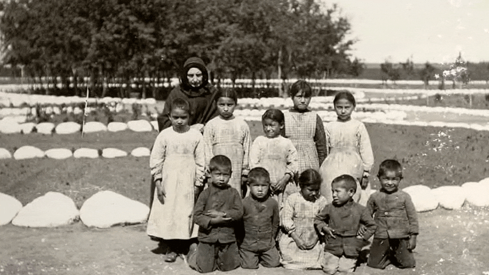 Hallaron otras 66 tumbas sin identificar cerca de un internado católico para niños indígenas en Canadá eke