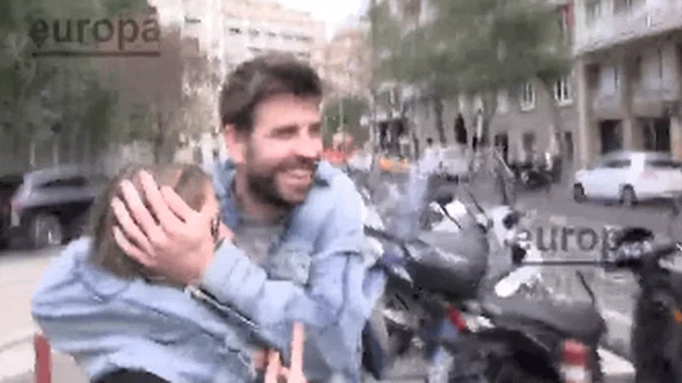 Clara Chía desató burlas tras estamparse con un póster mientras caminaba con Piqué: “El karma” clara