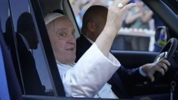 Tras operación, el Papa Francisco sale del hospital "mejor que antes" f685x385-175578_213271_5050