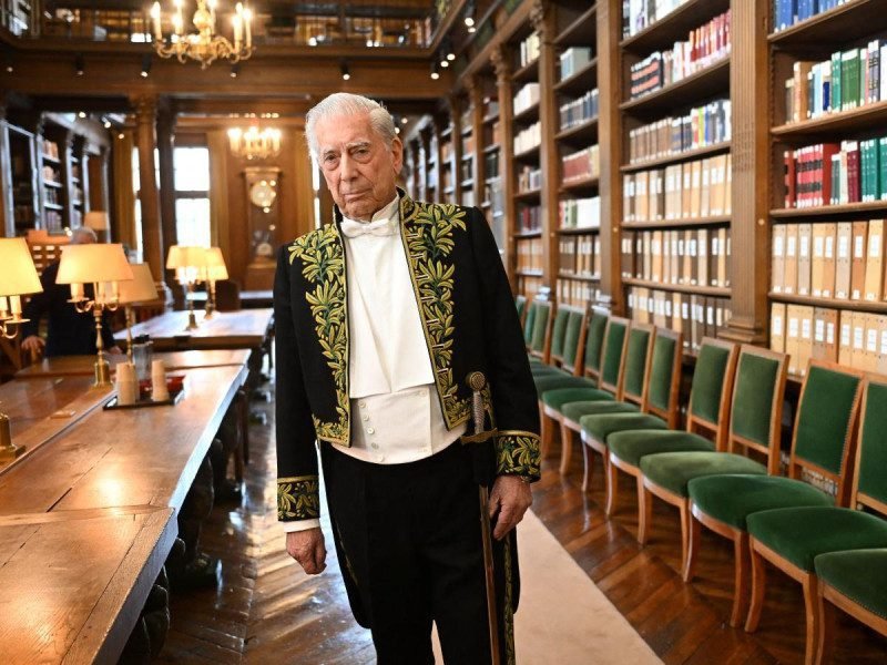 Mario Vargas Llosa es dado de alta del hospital; se recupera del covid-19 2974710