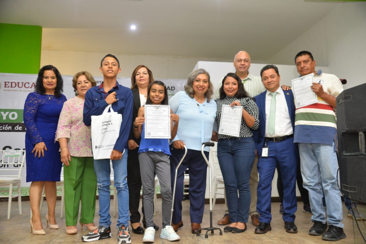 Alcaldesa Leonor Noyola entrega certificados de educación a personas adultas alcaldesa-1
