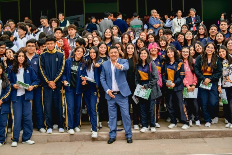 Ricardo Gallardo brinda apoyo a jóvenes para cumplir sus sueños jovenes-1