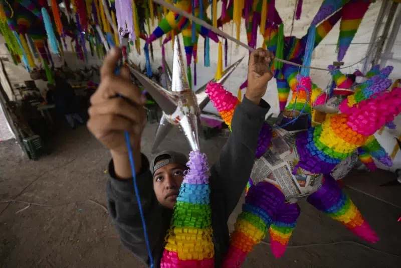 En México, las piñatas no son sólo un juego de niños. Son una tradición de 400 años. descarga (1)