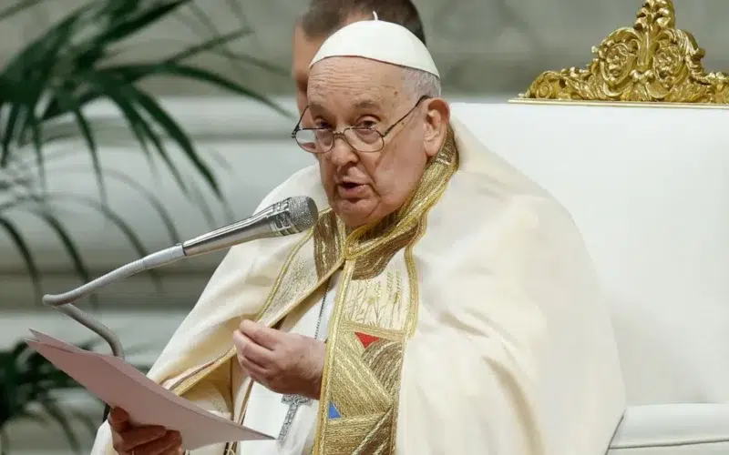 El papa considera una 'hipocresía' criticar la posibilidad de bendecir a parejas homosexuales Papa-Francisco-hipocresia-parejas-gays