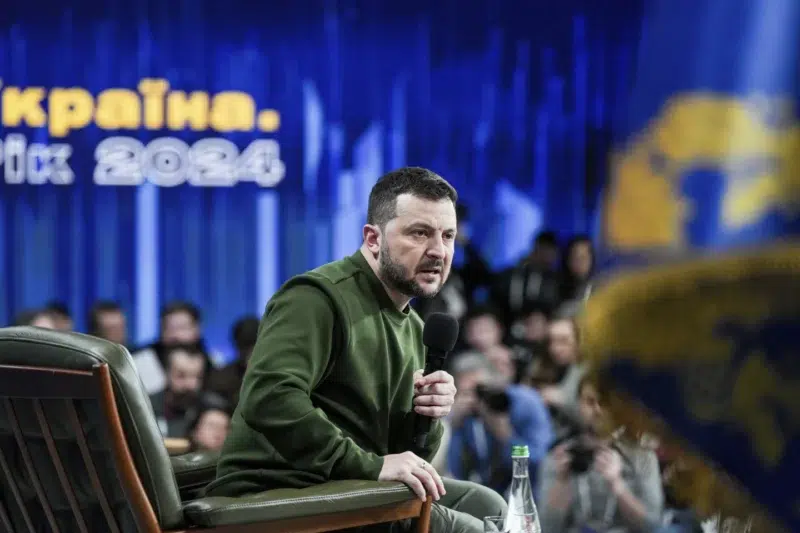 El presidente ucraniano Zelenskyy aterriza en Arabia Saudita para impulsar la paz y un intercambio de prisioneros de guerra con Rusia descarga (1)