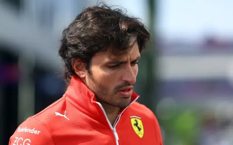 Carlos Sainz fuera del Gran Premio de Arabia Saudí; será intervenido quirúrgicamente carlos-sainz-ferrari-baja-apendicitis-08032024