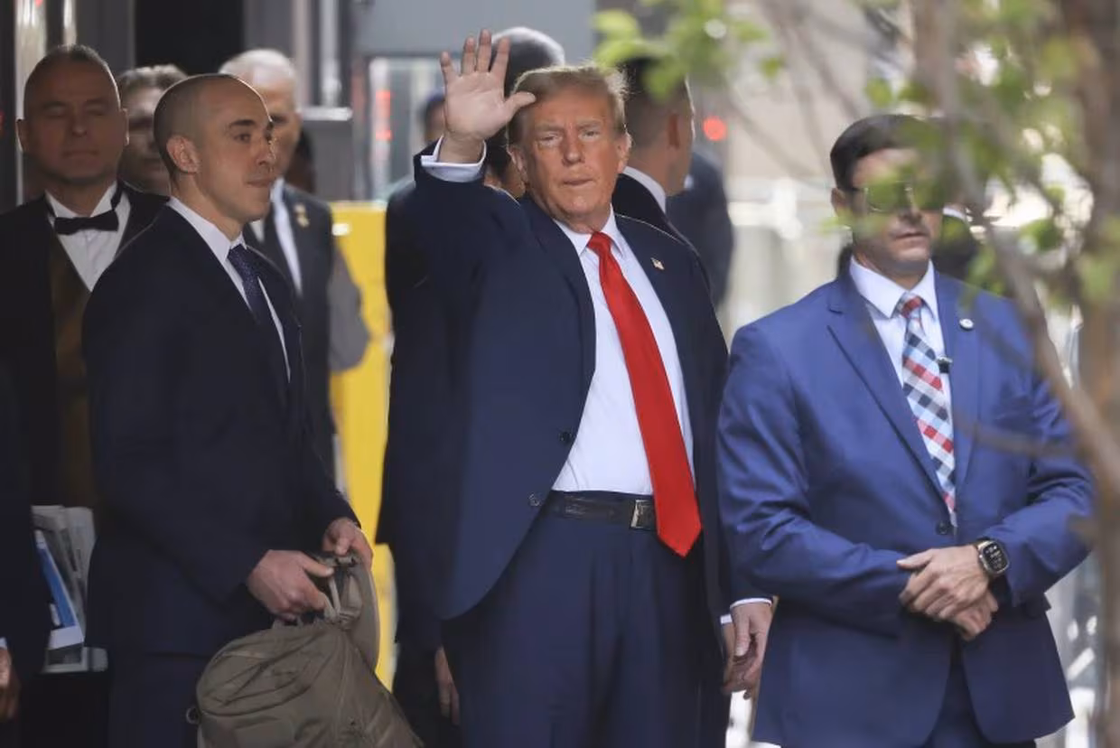 Llega Donald Trump a la Corte para iniciar su proceso penal