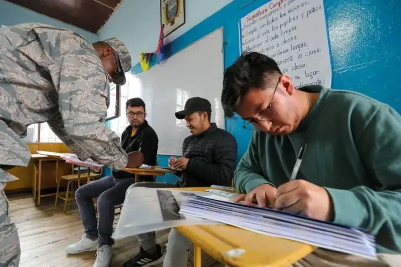 ECUADOR-REFERENDUM-g4