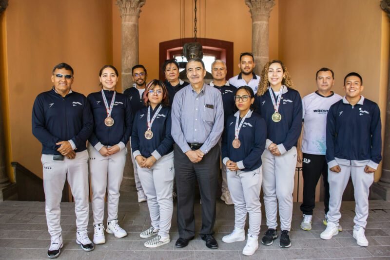 Medallistas de la UASLP en la Universiada Nacional son reconocidos por el rector Alejandro Zermeño 06-04-2024 VISITA A RECTORIA MEDALLISTAS UNIVERSIADA DSC_4500