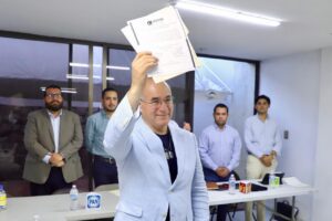 Enrique Galindo recibe constancia como primer alcalde reelecto por la capital